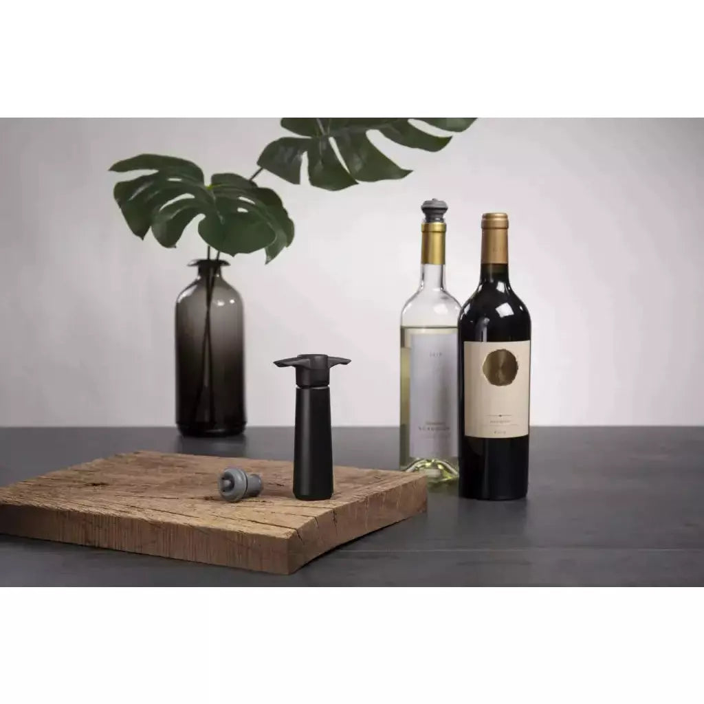 Vacu Vin Wine Saver Black | 2 Stoppers INTERNATIONAL INNOVATION
